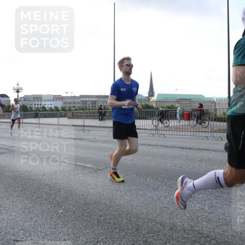 29.06.2025 - hella hamburg halbmarathon Lena Gebhardt http://msf.ph/oto/8428637 29.06.2025 09:44:25 Lombardsbrücke 19114, 1065, 1122, 1953, 2021, 2483, 2879, 3075, 3379, 3968, 5308, 5344, 7231, 7349, 7793, 8975, 9047, 9079, 10106, 10173, 10222, 10655, 10790, 11877, 12337, 12369, 13383, 13606, 13779, 14828, 15576, 15655, 15880, 16118, 17258, 17354, 18699, 19114 meine-sportfotos.de
