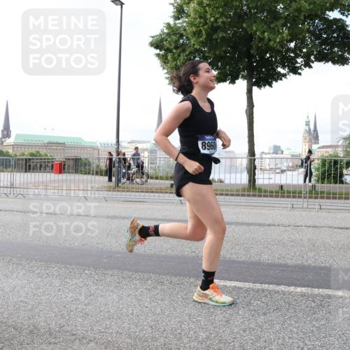 29.06.2025 - hella hamburg halbmarathon Lena Gebhardt http://msf.ph/oto/8428646 29.06.2025 10:06:55 Lombardsbrücke 8960, 1993, 4262, 5807, 5845, 5951, 6572, 6664, 6833, 7503, 8290, 8744, 8960, 10214, 10283, 10297, 10736, 10886, 11758, 12371, 12418, 12550, 13475, 14607, 15377, 15858, 16554, 16692, 16933, 17059, 17174, 17895, 18316, 18343, 18381, 18575, 18577, 18652, 18828 meine-sportfotos.de