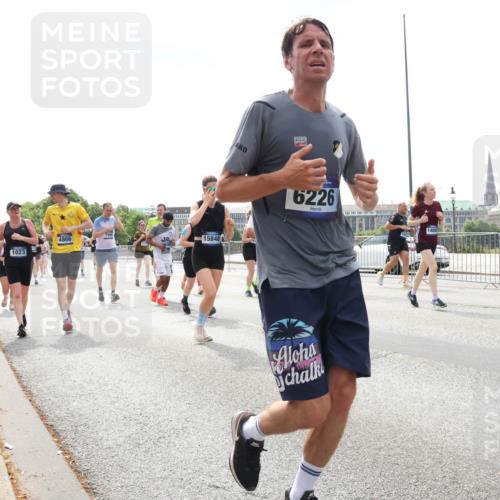 29.06.2025 - hella hamburg halbmarathon Lena Gebhardt http://msf.ph/oto/8428653 29.06.2025 10:43:48 Lombardsbrücke 1023, 4866, 15848, 6226, 1023, 1026, 1095, 1155, 1306, 1310, 1400, 1459, 1802, 1804, 1878, 2073, 2733, 3238, 3288, 3390, 3597, 4367, 4627, 4636, 4866, 5001, 5127, 5192, 5201, 5214, 5293, 5370, 5890, 5902, 5905, 6012, 6036, 6096, 6226, 6334, 6440, 6895, 6931, 6971, 6973, 7197, 7205, 7206, 7326, 7489, 7504, 7926, 8000, 8058, 8135, 8233, 8408, 8504, 8870, 9073, 9639, 9641, 9704, 9831, 9879, 10083, 10097, 10200, 10202 meine-sportfotos.de