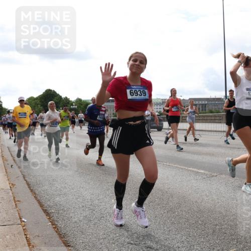 29.06.2025 - hella hamburg halbmarathon Lena Gebhardt http://msf.ph/oto/8428666 29.06.2025 10:19:39 Lombardsbrücke 10039, 5035, 6939, 15014, 12006, 13567, 1145, 1154, 1332, 1534, 1708, 2017, 2311, 2357, 2405, 2441, 2589, 2795, 2812, 2895, 2918, 2993, 2995, 3446, 3678, 4108, 4110, 4170, 4562, 4570, 4722, 4979, 5035, 5080, 5123, 5178, 5251, 5429, 5449, 5849, 5878, 6444, 6542, 6796, 6797, 6872, 6874, 6939, 7137, 7143, 7248, 7249, 7836, 7917, 8146, 8427, 8537, 8575, 8761, 8778, 9252, 9856, 10039, 10124, 10129, 10349, 10540, 10594, 11036 meine-sportfotos.de