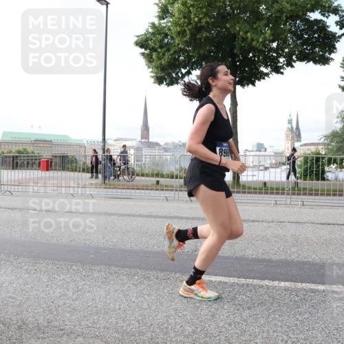 29.06.2025 - hella hamburg halbmarathon Lena Gebhardt http://msf.ph/oto/8428668 29.06.2025 10:06:55 Lombardsbrücke 1968, 1993, 4262, 5807, 5845, 5951, 6572, 6664, 6833, 7503, 8290, 8744, 8960, 10214, 10283, 10297, 10736, 10886, 11758, 12371, 12418, 12550, 13475, 14607, 15377, 15858, 16554, 16692, 16933, 17059, 17174, 17895, 18316, 18343, 18381, 18575, 18577, 18652, 18828 meine-sportfotos.de