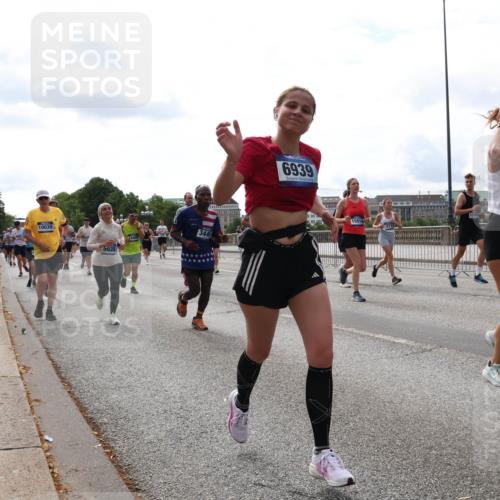 29.06.2025 - hella hamburg halbmarathon Lena Gebhardt http://msf.ph/oto/8428695 29.06.2025 10:19:39 Lombardsbrücke 10039, 5035, 3446, 6939, 12006, 15014, 1356, 1145, 1154, 1332, 1534, 1708, 2017, 2311, 2357, 2405, 2441, 2589, 2795, 2812, 2895, 2918, 2993, 2995, 3446, 3678, 4108, 4110, 4170, 4562, 4570, 4722, 4979, 5035, 5080, 5123, 5178, 5251, 5429, 5449, 5849, 5878, 6444, 6542, 6796, 6797, 6872, 6874, 6939, 7137, 7143, 7248, 7249, 7836, 7917, 8146, 8427, 8537, 8575, 8761, 8778, 9252, 9856, 10039, 10124, 10129, 10349, 10540, 10594, 11036 meine-sportfotos.de