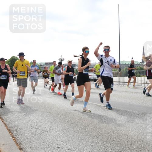 29.06.2025 - hella hamburg halbmarathon Lena Gebhardt http://msf.ph/oto/8428728 29.06.2025 10:43:48 Lombardsbrücke 4866, 1023, 3730, 15848, 1023, 1026, 1095, 1155, 1306, 1310, 1400, 1459, 1802, 1804, 1878, 2073, 2733, 3238, 3288, 3390, 3597, 4367, 4627, 4636, 4866, 5001, 5127, 5192, 5201, 5214, 5293, 5370, 5890, 5902, 5905, 6012, 6036, 6096, 6226, 6334, 6440, 6895, 6931, 6971, 6973, 7197, 7205, 7206, 7326, 7489, 7504, 7926, 8000, 8058, 8135, 8233, 8408, 8504, 8870, 9073, 9639, 9641, 9704, 9831, 9879, 10083, 10097, 10200, 10202 meine-sportfotos.de