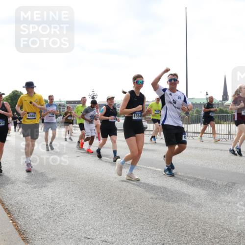 29.06.2025 - hella hamburg halbmarathon Lena Gebhardt http://msf.ph/oto/8428742 29.06.2025 10:43:48 Lombardsbrücke 1023, 4866, 15848, 19, 1023, 1026, 1095, 1155, 1306, 1310, 1400, 1459, 1802, 1804, 1878, 2073, 2733, 3238, 3288, 3390, 3597, 4367, 4627, 4636, 4866, 5001, 5127, 5192, 5201, 5214, 5293, 5370, 5890, 5902, 5905, 6012, 6036, 6096, 6226, 6334, 6440, 6895, 6931, 6971, 6973, 7197, 7205, 7206, 7326, 7489, 7504, 7926, 8000, 8058, 8135, 8233, 8408, 8504, 8870, 9073, 9639, 9641, 9704, 9831, 9879, 10083, 10097, 10200, 10202 meine-sportfotos.de