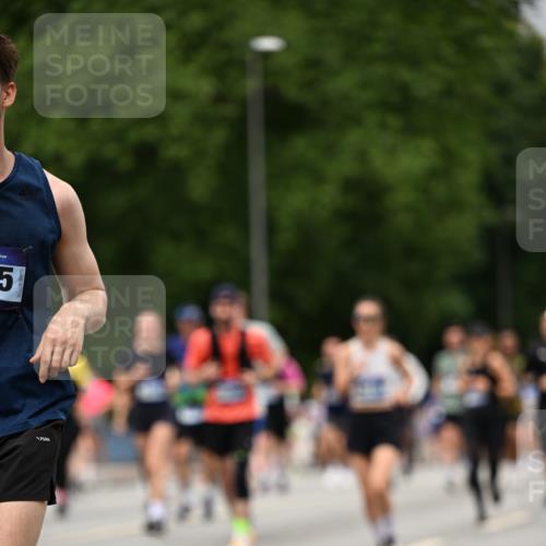 29.06.2025 - hella hamburg halbmarathon Dr. Thomas Lammeyer http://msf.ph/oto/8428803 29.06.2025 10:51:22 Kennedybrücke 1004, 1100, 1371, 1375, 1555, 1608, 1837, 1961, 1999, 2162, 2327, 2537, 2556, 2662, 2665, 2697, 3277, 3339, 3406, 3407, 3823, 4104, 4325, 4483, 5697, 5854, 5892, 6485, 6623, 6740, 6995, 7073, 7268, 7364, 7368, 7374, 7430, 7431, 7827, 7960, 8047, 8131, 8541, 8706, 8967, 9557, 9949, 10511, 10514, 10515, 10591, 11160, 11378, 11408 meine-sportfotos.de