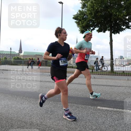 29.06.2025 - hella hamburg halbmarathon Lena Gebhardt http://msf.ph/oto/8428873 29.06.2025 10:06:58 Lombardsbrücke 1993, 874, 1993, 4262, 5807, 5845, 5899, 5951, 6572, 6664, 6833, 7503, 8290, 8744, 8960, 10283, 10736, 10886, 11758, 12371, 12418, 12550, 13475, 14607, 15377, 16554, 16692, 16933, 17059, 17174, 17895, 18316, 18343, 18381, 18652, 18828 meine-sportfotos.de
