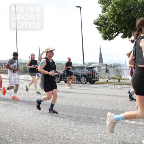 29.06.2025 - hella hamburg halbmarathon Lena Gebhardt http://msf.ph/oto/8428879 29.06.2025 10:43:50 Lombardsbrücke 4866, 1023, 1026, 1095, 1155, 1306, 1310, 1400, 1459, 1802, 1804, 2073, 2186, 2692, 2733, 3288, 3390, 3596, 3597, 4367, 4627, 4636, 4866, 4898, 5001, 5127, 5192, 5201, 5214, 5293, 5370, 5890, 5902, 5905, 6012, 6036, 6096, 6226, 6334, 6440, 6895, 6931, 6971, 6973, 7197, 7205, 7206, 7326, 7489, 7504, 7926, 8000, 8058, 8135, 8233, 8408, 8504, 8591, 8870, 8957, 9073, 9639, 9641, 9704, 9831, 9879, 10083, 10097, 10200, 10202 meine-sportfotos.de