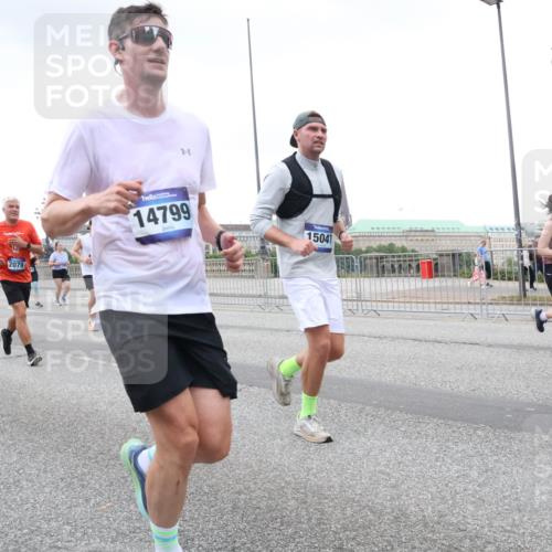 29.06.2025 - hella hamburg halbmarathon Lena Gebhardt http://msf.ph/oto/8428890 29.06.2025 10:53:58 Lombardsbrücke 17255, 1835, 2079, 14799, 15041, 1017, 1263, 1687, 1709, 1744, 1753, 1779, 1789, 1984, 2079, 2372, 2429, 2600, 2761, 2854, 3055, 3079, 3187, 3188, 3249, 3465, 3467, 3557, 4323, 4595, 4685, 4801, 4838, 5430, 5514, 5562, 5804, 5817, 5856, 5857, 5898, 5964, 6039, 6192, 6273, 6306, 6468, 6583, 6913, 6987, 6988, 6996, 7039, 7537, 7611, 7614, 7874, 7890, 8867, 8924, 9077, 9138, 9203, 9456, 9503, 9531, 9572, 9771, 9785, 10207, 11390, 11785 meine-sportfotos.de