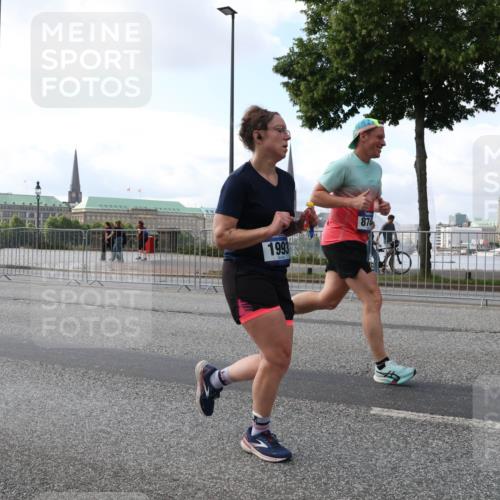 29.06.2025 - hella hamburg halbmarathon Lena Gebhardt http://msf.ph/oto/8428896 29.06.2025 10:06:59 Lombardsbrücke 1993, 874, 1993, 4262, 5807, 5845, 5899, 5951, 6572, 6664, 6833, 7503, 8290, 8744, 8960, 10283, 10736, 10886, 11758, 12371, 12418, 12550, 13475, 14607, 15377, 16554, 16692, 16933, 17059, 17174, 17895, 18316, 18343, 18381, 18652, 18828 meine-sportfotos.de