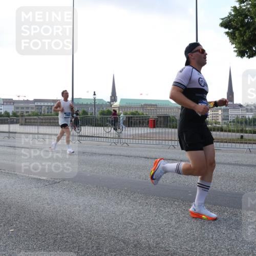 29.06.2025 - hella hamburg halbmarathon Lena Gebhardt http://msf.ph/oto/8428918 29.06.2025 09:44:27 Lombardsbrücke 3968, 1065, 1122, 1953, 2021, 2879, 3075, 3845, 3968, 4678, 5308, 5344, 7231, 7349, 7793, 8975, 9047, 9079, 10106, 10173, 10222, 10655, 10790, 11877, 12337, 12369, 13383, 13606, 13779, 14828, 15268, 15576, 15583, 15655, 15880, 16118, 17258, 17354, 18567, 18699, 19114 meine-sportfotos.de