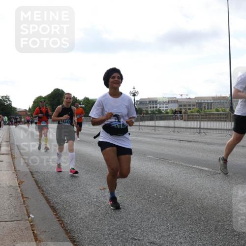 29.06.2025 - hella hamburg halbmarathon Lena Gebhardt http://msf.ph/oto/8428921 29.06.2025 10:07:00 Lombardsbrücke 1993, 4262, 5807, 5845, 5899, 5951, 6572, 6664, 6833, 7503, 8290, 8744, 8960, 10283, 10736, 10886, 11758, 12371, 12418, 12550, 13475, 14607, 15377, 16554, 16692, 16933, 17059, 17174, 17895, 18316, 18343, 18381, 18652, 18828 meine-sportfotos.de