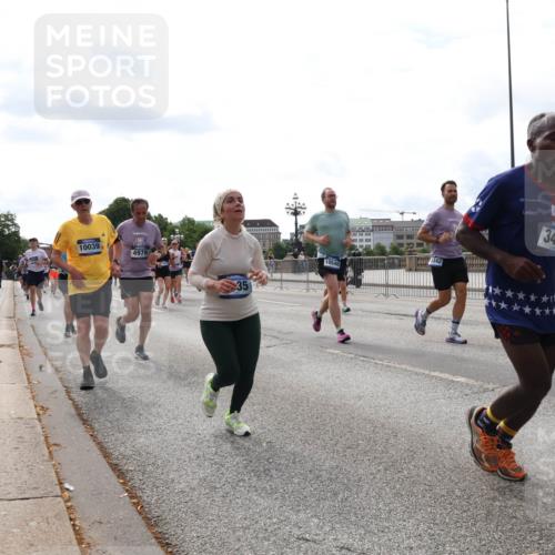 29.06.2025 - hella hamburg halbmarathon Lena Gebhardt http://msf.ph/oto/8428926 29.06.2025 10:19:40 Lombardsbrücke 10039, 4979, 35, 342, 344, 1145, 1154, 1332, 1534, 1708, 2017, 2311, 2357, 2405, 2441, 2589, 2795, 2812, 2895, 2918, 2993, 2995, 3446, 3678, 4108, 4110, 4170, 4539, 4562, 4570, 4722, 4979, 5035, 5080, 5123, 5178, 5251, 5429, 5449, 5849, 5878, 6444, 6542, 6796, 6797, 6872, 6874, 6939, 7137, 7143, 7248, 7249, 7836, 7917, 8146, 8427, 8537, 8575, 8761, 8778, 9252, 9856, 10039, 10124, 10129, 10349, 10540, 10594, 10622, 11036 meine-sportfotos.de
