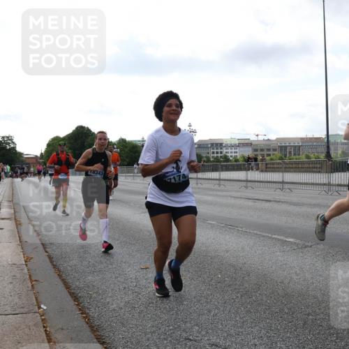 29.06.2025 - hella hamburg halbmarathon Lena Gebhardt http://msf.ph/oto/8428940 29.06.2025 10:07:00 Lombardsbrücke 1993, 4262, 5807, 5845, 5899, 5951, 6572, 6664, 6833, 7503, 8290, 8744, 8960, 10283, 10736, 10886, 11758, 12371, 12418, 12550, 13475, 14607, 15377, 16554, 16692, 16933, 17059, 17174, 17895, 18316, 18343, 18381, 18652, 18828 meine-sportfotos.de