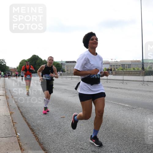 29.06.2025 - hella hamburg halbmarathon Lena Gebhardt http://msf.ph/oto/8428969 29.06.2025 10:07:00 Lombardsbrücke 16554, 18343, 1993, 4262, 5807, 5845, 5899, 5951, 6572, 6664, 6833, 7503, 8290, 8744, 8960, 10283, 10736, 10886, 11758, 12371, 12418, 12550, 13475, 14607, 15377, 16554, 16692, 16933, 17059, 17174, 17895, 18316, 18343, 18381, 18652, 18828 meine-sportfotos.de