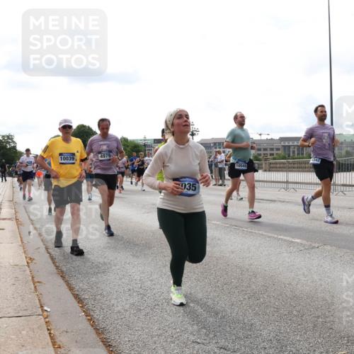 29.06.2025 - hella hamburg halbmarathon Lena Gebhardt http://msf.ph/oto/8428972 29.06.2025 10:19:40 Lombardsbrücke 10039, 4979, 035, 10540, 1145, 1154, 1332, 1534, 1708, 2017, 2311, 2357, 2405, 2441, 2589, 2795, 2812, 2895, 2918, 2993, 2995, 3446, 3678, 4108, 4110, 4170, 4539, 4562, 4570, 4722, 4979, 5035, 5080, 5123, 5178, 5251, 5429, 5449, 5849, 5878, 6444, 6542, 6796, 6797, 6872, 6874, 6939, 7137, 7143, 7248, 7249, 7836, 7917, 8146, 8427, 8537, 8575, 8761, 8778, 9252, 9856, 10039, 10124, 10129, 10349, 10540, 10594, 10622, 11036 meine-sportfotos.de