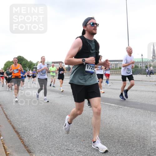 29.06.2025 - hella hamburg halbmarathon Lena Gebhardt http://msf.ph/oto/8428981 29.06.2025 10:53:59 Lombardsbrücke 6039, 5856, 1725, 133, 151, 1017, 1263, 1687, 1709, 1744, 1753, 1762, 1779, 1789, 1984, 2079, 2372, 2429, 2600, 2761, 2854, 3055, 3079, 3187, 3188, 3249, 3465, 3467, 3557, 4323, 4595, 4685, 4801, 4838, 5430, 5514, 5804, 5817, 5856, 5857, 5898, 5964, 6039, 6192, 6273, 6306, 6468, 6583, 6913, 6987, 6988, 6996, 7039, 7498, 7537, 7611, 7614, 7874, 7890, 7946, 8867, 8924, 9077, 9138, 9203, 9456, 9503, 9531, 9572, 9771, 9785, 10207, 11390, 11785 meine-sportfotos.de