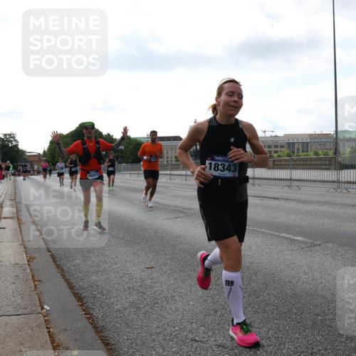 29.06.2025 - hella hamburg halbmarathon Lena Gebhardt http://msf.ph/oto/8429034 29.06.2025 10:07:01 Lombardsbrücke 16554, 18343, 1993, 4262, 5242, 5807, 5845, 5899, 5951, 6572, 6664, 6833, 7503, 8290, 8744, 8960, 10283, 10736, 10886, 11758, 12371, 12418, 12550, 13475, 14607, 15377, 16554, 16692, 16933, 17059, 17174, 17895, 18316, 18343, 18381, 18652, 18828 meine-sportfotos.de