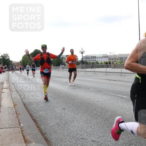 29.06.2025 - hella hamburg halbmarathon Lena Gebhardt http://msf.ph/oto/8429057 29.06.2025 10:07:01 Lombardsbrücke 16554, 1993, 4262, 5242, 5807, 5845, 5899, 5951, 6572, 6664, 6833, 7503, 8290, 8744, 8960, 10283, 10736, 10886, 11758, 12371, 12418, 12550, 13475, 14607, 15377, 16554, 16692, 16933, 17059, 17174, 17895, 18316, 18343, 18381, 18652, 18828 meine-sportfotos.de