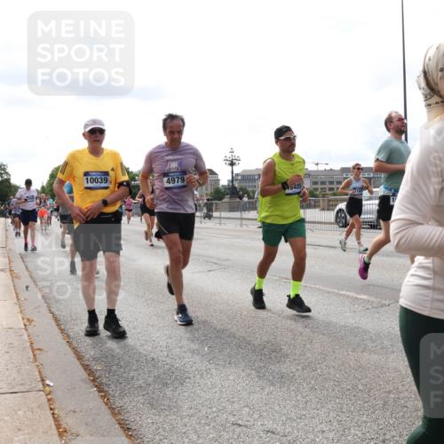 29.06.2025 - hella hamburg halbmarathon Lena Gebhardt http://msf.ph/oto/8429064 29.06.2025 10:19:41 Lombardsbrücke 10039, 4979, 0405, 42, 35, 1145, 1154, 1332, 1534, 1708, 2017, 2311, 2357, 2405, 2441, 2589, 2795, 2812, 2895, 2918, 2993, 2995, 3446, 3678, 4108, 4110, 4170, 4539, 4562, 4570, 4722, 4979, 5035, 5080, 5123, 5178, 5251, 5449, 5849, 5878, 6444, 6542, 6796, 6797, 6872, 6874, 6939, 7137, 7143, 7248, 7249, 7836, 7917, 8146, 8427, 8537, 8575, 8761, 8778, 9252, 9856, 10039, 10124, 10129, 10349, 10540, 10594, 10622, 11036 meine-sportfotos.de