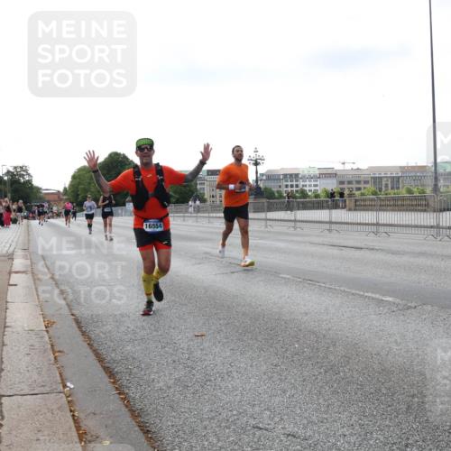 29.06.2025 - hella hamburg halbmarathon Lena Gebhardt http://msf.ph/oto/8429095 29.06.2025 10:07:01 Lombardsbrücke 16554, 1993, 4262, 5242, 5807, 5845, 5899, 5951, 6572, 6664, 6833, 7503, 8290, 8744, 8960, 10283, 10736, 10886, 11758, 12371, 12418, 12550, 13475, 14607, 15377, 16554, 16692, 16933, 17059, 17174, 17895, 18316, 18343, 18381, 18652, 18828 meine-sportfotos.de
