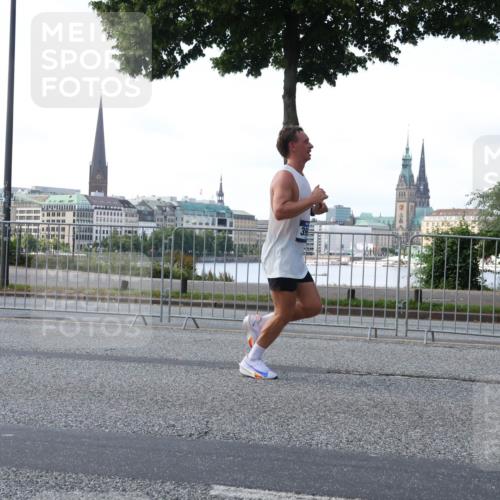 29.06.2025 - hella hamburg halbmarathon Lena Gebhardt http://msf.ph/oto/8429108 29.06.2025 09:44:28 Lombardsbrücke 1065, 1122, 1953, 2021, 2879, 3075, 3845, 3968, 4678, 5308, 5344, 7231, 7349, 7793, 8975, 9047, 9079, 10106, 10173, 10222, 10655, 10790, 11877, 12337, 12369, 13383, 13606, 13779, 14828, 15268, 15576, 15583, 15655, 15880, 16118, 17258, 17354, 18567, 18699, 19114 meine-sportfotos.de