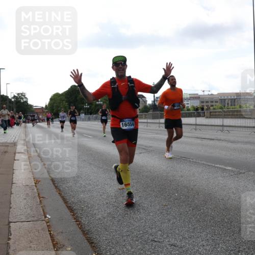 29.06.2025 - hella hamburg halbmarathon Lena Gebhardt http://msf.ph/oto/8429113 29.06.2025 10:07:02 Lombardsbrücke 16554, 1993, 4262, 5242, 5807, 5845, 5899, 5951, 6517, 6572, 6664, 6833, 7503, 8290, 8744, 8960, 10283, 10736, 10886, 11758, 12371, 12418, 12550, 13475, 14607, 15377, 16554, 16692, 16933, 17059, 17174, 17895, 18316, 18343, 18381, 18652, 18828 meine-sportfotos.de