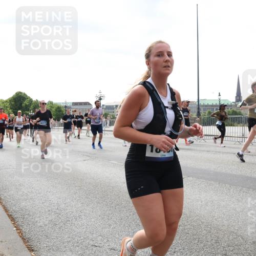 29.06.2025 - hella hamburg halbmarathon Lena Gebhardt http://msf.ph/oto/8429119 29.06.2025 10:43:52 Lombardsbrücke 1023, 1026, 1095, 1306, 1310, 1400, 1459, 1802, 1804, 2073, 2186, 2692, 2733, 3065, 3288, 3390, 3596, 3597, 4367, 4627, 4636, 4866, 4898, 5001, 5127, 5192, 5201, 5214, 5293, 5370, 5890, 5902, 5905, 6012, 6036, 6096, 6226, 6334, 6895, 6931, 6971, 6973, 7197, 7205, 7206, 7326, 7489, 7504, 7610, 7926, 8000, 8058, 8135, 8233, 8408, 8504, 8591, 8870, 8957, 9073, 9639, 9641, 9704, 9831, 9879, 10083, 10097, 10200, 10202 meine-sportfotos.de