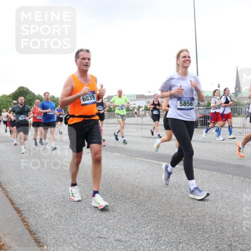 29.06.2025 - hella hamburg halbmarathon Lena Gebhardt http://msf.ph/oto/8429124 29.06.2025 10:54:00 Lombardsbrücke 7614, 1744, 309, 6039, 9572, 11390, 5856, 1017, 1263, 1687, 1744, 1753, 1762, 1779, 1789, 2079, 2372, 2429, 2600, 2761, 2854, 3055, 3079, 3187, 3188, 3249, 3465, 3467, 3557, 4323, 4595, 4685, 4801, 4838, 5157, 5430, 5514, 5804, 5817, 5856, 5857, 5898, 5964, 6039, 6192, 6273, 6306, 6468, 6583, 6913, 6987, 6988, 6996, 7039, 7498, 7537, 7611, 7614, 7874, 7890, 7946, 8867, 8924, 9077, 9138, 9203, 9503, 9531, 9572, 9771, 10207, 11390, 11785 meine-sportfotos.de