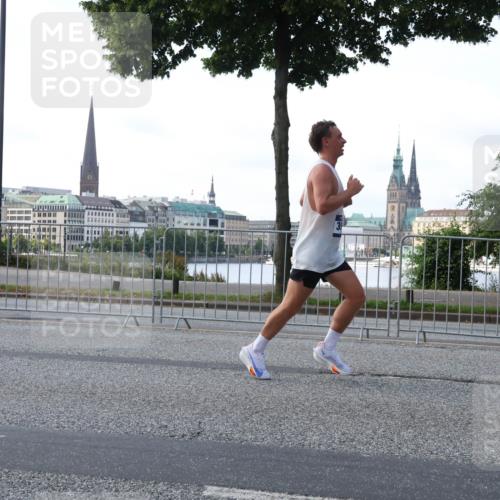 29.06.2025 - hella hamburg halbmarathon Lena Gebhardt http://msf.ph/oto/8429134 29.06.2025 09:44:28 Lombardsbrücke 1065, 1122, 1953, 2021, 2879, 3075, 3845, 3968, 4678, 5308, 5344, 7231, 7349, 7793, 8975, 9047, 9079, 10106, 10173, 10222, 10655, 10790, 11877, 12337, 12369, 13383, 13606, 13779, 14828, 15268, 15576, 15583, 15655, 15880, 16118, 17258, 17354, 18567, 18699, 19114 meine-sportfotos.de