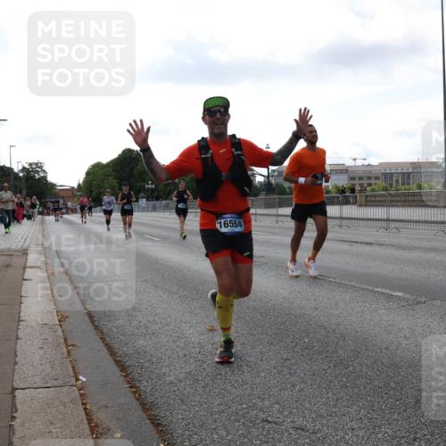 29.06.2025 - hella hamburg halbmarathon Lena Gebhardt http://msf.ph/oto/8429136 29.06.2025 10:07:02 Lombardsbrücke 16554, 1993, 4262, 5242, 5807, 5845, 5899, 5951, 6517, 6572, 6664, 6833, 7503, 8290, 8744, 8960, 10283, 10736, 10886, 11758, 12371, 12418, 12550, 13475, 14607, 15377, 16554, 16692, 16933, 17059, 17174, 17895, 18316, 18343, 18381, 18652, 18828 meine-sportfotos.de