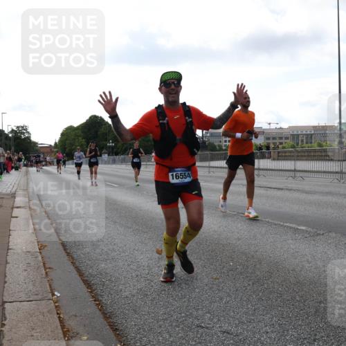 29.06.2025 - hella hamburg halbmarathon Lena Gebhardt http://msf.ph/oto/8429156 29.06.2025 10:07:02 Lombardsbrücke 5845, 16554, 1993, 4262, 5242, 5807, 5845, 5899, 5951, 6517, 6572, 6664, 6833, 7503, 8290, 8744, 8960, 10283, 10736, 10886, 11758, 12371, 12418, 12550, 13475, 14607, 15377, 16554, 16692, 16933, 17059, 17174, 17895, 18316, 18343, 18381, 18652, 18828 meine-sportfotos.de