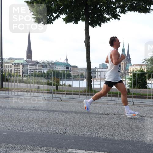29.06.2025 - hella hamburg halbmarathon Lena Gebhardt http://msf.ph/oto/8429165 29.06.2025 09:44:29 Lombardsbrücke 1065, 1122, 1953, 2021, 2879, 3075, 3845, 3968, 4678, 5308, 5344, 7231, 7349, 7793, 8975, 9047, 9079, 10106, 10173, 10222, 10655, 10790, 11877, 12337, 12369, 13383, 13606, 13779, 14828, 15268, 15576, 15583, 15655, 15880, 16118, 17258, 17354, 18567, 18699, 19114 meine-sportfotos.de