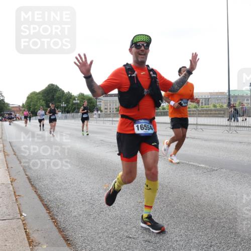 29.06.2025 - hella hamburg halbmarathon Lena Gebhardt http://msf.ph/oto/8429173 29.06.2025 10:07:02 Lombardsbrücke 16554, 17895, 1993, 4262, 5242, 5807, 5845, 5899, 5951, 6517, 6572, 6664, 6833, 7503, 8290, 8744, 8960, 10283, 10736, 10886, 11758, 12371, 12418, 12550, 13475, 14607, 15377, 16554, 16692, 16933, 17059, 17174, 17895, 18316, 18343, 18381, 18652, 18828 meine-sportfotos.de