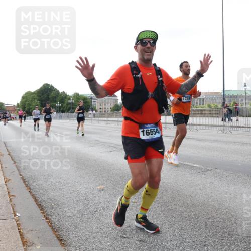 29.06.2025 - hella hamburg halbmarathon Lena Gebhardt http://msf.ph/oto/8429191 29.06.2025 10:07:02 Lombardsbrücke 16554, 17895, 1993, 4262, 5242, 5807, 5845, 5899, 5951, 6517, 6572, 6664, 6833, 7503, 8290, 8744, 8960, 10283, 10736, 10886, 11758, 12371, 12418, 12550, 13475, 14607, 15377, 16554, 16692, 16933, 17059, 17174, 17895, 18316, 18343, 18381, 18652, 18828 meine-sportfotos.de