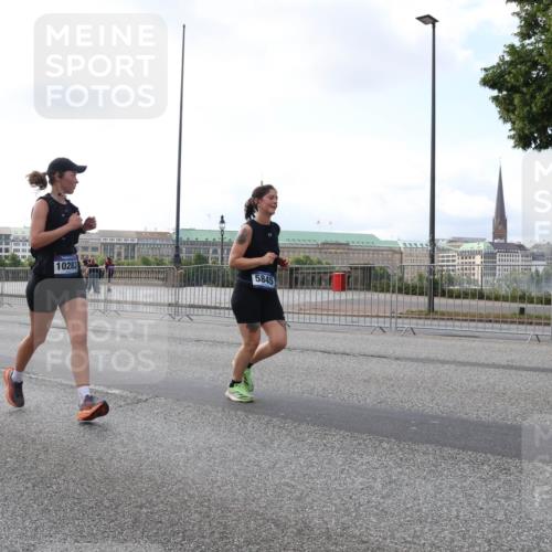 29.06.2025 - hella hamburg halbmarathon Lena Gebhardt http://msf.ph/oto/8429250 29.06.2025 10:07:07 Lombardsbrücke 10283, 5845, 1993, 4262, 5242, 5807, 5845, 5899, 6517, 6518, 6572, 6707, 6713, 6715, 6833, 7503, 8290, 8744, 8960, 9338, 10283, 10700, 11758, 12418, 12550, 16554, 16692, 16933, 17174, 17895, 18218, 18316, 18343, 18381, 18828 meine-sportfotos.de