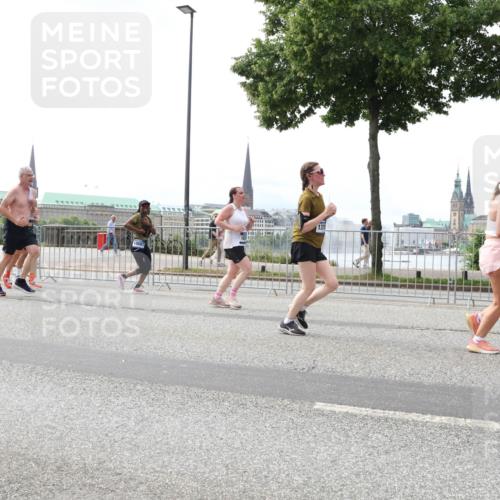 29.06.2025 - hella hamburg halbmarathon Lena Gebhardt http://msf.ph/oto/8429253 29.06.2025 10:43:53 Lombardsbrücke 15285, 10097, 1023, 1026, 1095, 1306, 1310, 1400, 1459, 1802, 1804, 2073, 2186, 2692, 2733, 3065, 3288, 3390, 3596, 3597, 4627, 4636, 4866, 4898, 5001, 5127, 5192, 5201, 5214, 5293, 5370, 5890, 5902, 5905, 6012, 6036, 6096, 6226, 6334, 6895, 6931, 6971, 6973, 7197, 7205, 7206, 7326, 7489, 7504, 7610, 7926, 8000, 8058, 8233, 8408, 8504, 8591, 8763, 8870, 8957, 9073, 9704, 9831, 9879, 10083, 10097, 10200, 10202 meine-sportfotos.de