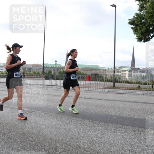 29.06.2025 - hella hamburg halbmarathon Lena Gebhardt http://msf.ph/oto/8429265 29.06.2025 10:07:07 Lombardsbrücke 10283, 5845, 1993, 4262, 5242, 5807, 5845, 5899, 6517, 6518, 6572, 6707, 6713, 6715, 6833, 7503, 8290, 8744, 8960, 9338, 10283, 10700, 11758, 12418, 12550, 16554, 16692, 16933, 17174, 17895, 18218, 18316, 18343, 18381, 18828 meine-sportfotos.de