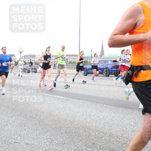 29.06.2025 - hella hamburg halbmarathon Lena Gebhardt http://msf.ph/oto/8429286 29.06.2025 10:54:02 Lombardsbrücke 2372, 1017, 7614, 17, 17309, 957, 1687, 6039, 1017, 1263, 1687, 1744, 1753, 1762, 1779, 1789, 1822, 2079, 2372, 2429, 2600, 2761, 2854, 3055, 3079, 3187, 3188, 3249, 3364, 3465, 3467, 3557, 4323, 4685, 4801, 4838, 5157, 5309, 5430, 5514, 5804, 5817, 5856, 5857, 5898, 5964, 6039, 6192, 6273, 6306, 6468, 6583, 6913, 6987, 6988, 6996, 7039, 7498, 7537, 7614, 7874, 7890, 7946, 8867, 8924, 9077, 9138, 9203, 9503, 9531, 9572, 9771, 10207, 11354, 11390, 11785 meine-sportfotos.de