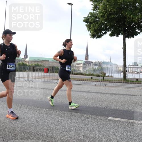 29.06.2025 - hella hamburg halbmarathon Lena Gebhardt http://msf.ph/oto/8429308 29.06.2025 10:07:07 Lombardsbrücke 10283, 5845, 1993, 4262, 5242, 5807, 5845, 5899, 6517, 6518, 6572, 6707, 6713, 6715, 6833, 7503, 8290, 8744, 8960, 9338, 10283, 10700, 11758, 12418, 12550, 16554, 16692, 16933, 17174, 17895, 18218, 18316, 18343, 18381, 18828 meine-sportfotos.de