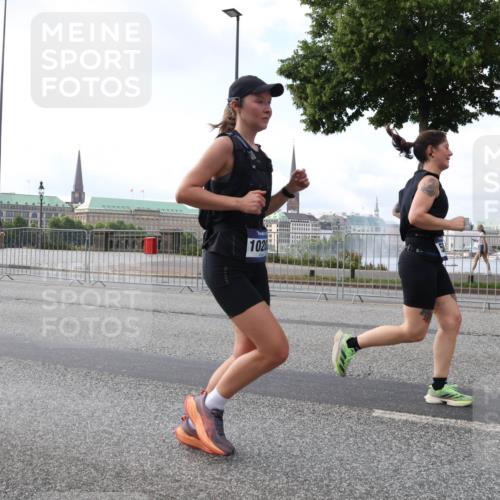29.06.2025 - hella hamburg halbmarathon Lena Gebhardt http://msf.ph/oto/8429324 29.06.2025 10:07:07 Lombardsbrücke 1028, 1993, 4262, 5242, 5807, 5845, 5899, 6517, 6518, 6572, 6707, 6713, 6715, 6833, 7503, 8290, 8744, 8960, 9338, 10283, 10700, 11758, 12418, 12550, 16554, 16692, 16933, 17174, 17895, 18218, 18316, 18343, 18381, 18828 meine-sportfotos.de