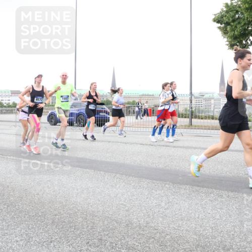 29.06.2025 - hella hamburg halbmarathon Lena Gebhardt http://msf.ph/oto/8429335 29.06.2025 10:54:02 Lombardsbrücke 7309, 9572, 1687, 11390, 1017, 1263, 1687, 1744, 1753, 1762, 1779, 1789, 1822, 2079, 2372, 2429, 2600, 2761, 2854, 3055, 3079, 3187, 3188, 3249, 3364, 3465, 3467, 3557, 4323, 4685, 4801, 4838, 5157, 5309, 5430, 5514, 5804, 5817, 5856, 5857, 5898, 5964, 6039, 6192, 6273, 6306, 6468, 6583, 6913, 6987, 6988, 6996, 7039, 7498, 7537, 7614, 7874, 7890, 7946, 8867, 8924, 9077, 9138, 9203, 9503, 9531, 9572, 9771, 10207, 11354, 11390, 11785 meine-sportfotos.de