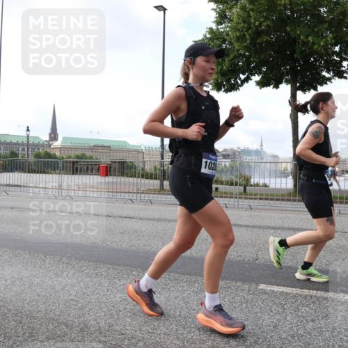 29.06.2025 - hella hamburg halbmarathon Lena Gebhardt http://msf.ph/oto/8429338 29.06.2025 10:07:08 Lombardsbrücke 1028, 1993, 4262, 5242, 5845, 5899, 6517, 6518, 6572, 6707, 6713, 6715, 6833, 7503, 8290, 8744, 8960, 9338, 10283, 10700, 11758, 12418, 12550, 16554, 16692, 17062, 17174, 17895, 18218, 18316, 18343, 18381, 18828 meine-sportfotos.de