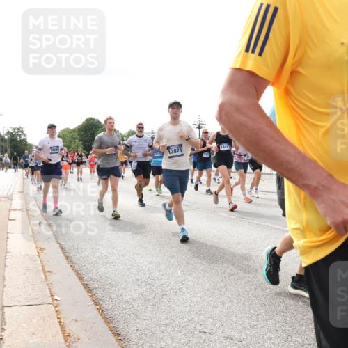 29.06.2025 - hella hamburg halbmarathon Lena Gebhardt http://msf.ph/oto/8429378 29.06.2025 10:19:43 Lombardsbrücke 18698, 4170, 13821, 18417, 17714, 10039, 1110, 1145, 1154, 1332, 1534, 1708, 2017, 2311, 2357, 2405, 2441, 2589, 2795, 2812, 2895, 2918, 2993, 2995, 3446, 3678, 4108, 4110, 4170, 4539, 4562, 4570, 4722, 4979, 5035, 5123, 5178, 5251, 5397, 5449, 5849, 5878, 6444, 6542, 6796, 6797, 6872, 6874, 6939, 7137, 7143, 7248, 7249, 7836, 7917, 8146, 8427, 8537, 8575, 9252, 9856, 10039, 10124, 10129, 10349, 10540, 10594, 10622, 11036 meine-sportfotos.de