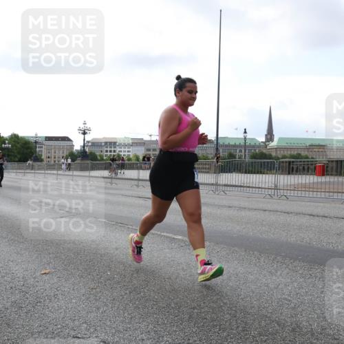29.06.2025 - hella hamburg halbmarathon Lena Gebhardt http://msf.ph/oto/8429394 29.06.2025 10:07:12 Lombardsbrücke 12550, 1993, 2032, 4262, 4550, 5242, 5845, 5899, 6196, 6517, 6518, 6572, 6707, 6713, 6715, 6833, 7503, 8744, 8960, 9338, 9967, 10283, 10700, 11758, 12418, 12550, 15051, 15673, 16554, 16692, 17062, 17174, 17895, 18218, 18316, 18343 meine-sportfotos.de
