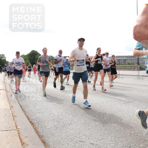 29.06.2025 - hella hamburg halbmarathon Lena Gebhardt http://msf.ph/oto/8429405 29.06.2025 10:19:44 Lombardsbrücke 1869, 5123, 13821, 18417, 4170, 17714, 5849, 1110, 1115, 1145, 1154, 1332, 1534, 1708, 2017, 2357, 2405, 2441, 2589, 2795, 2812, 2895, 2918, 2993, 2995, 3446, 3678, 4108, 4110, 4170, 4539, 4562, 4570, 4722, 4979, 5035, 5123, 5178, 5251, 5397, 5449, 5849, 5878, 6444, 6542, 6796, 6797, 6872, 6874, 6939, 7137, 7143, 7248, 7249, 7808, 7836, 7917, 8146, 8427, 8537, 8575, 9252, 9856, 10039, 10124, 10129, 10349, 10540, 10594, 10622, 11036 meine-sportfotos.de