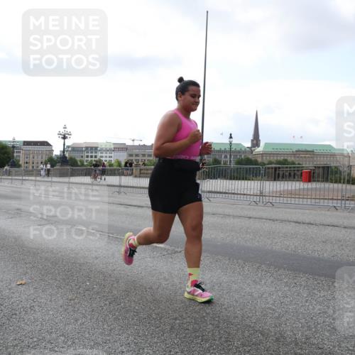 29.06.2025 - hella hamburg halbmarathon Lena Gebhardt http://msf.ph/oto/8429412 29.06.2025 10:07:12 Lombardsbrücke 1993, 2032, 4262, 4550, 5242, 5845, 5899, 6196, 6517, 6518, 6572, 6707, 6713, 6715, 6833, 7503, 8744, 8960, 9338, 9967, 10283, 10700, 11758, 12418, 12550, 15051, 15673, 16554, 16692, 17062, 17174, 17895, 18218, 18316, 18343 meine-sportfotos.de