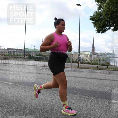 29.06.2025 - hella hamburg halbmarathon Lena Gebhardt http://msf.ph/oto/8429453 29.06.2025 10:07:13 Lombardsbrücke 1893, 1993, 2032, 4262, 4550, 5242, 5845, 5899, 6196, 6517, 6518, 6572, 6707, 6713, 6715, 6833, 7503, 8744, 8960, 9338, 9967, 10283, 10700, 11758, 12418, 12550, 15051, 15673, 16554, 17062, 17174, 17895, 18218, 18316, 18343 meine-sportfotos.de