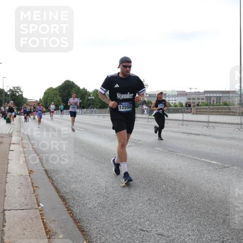 29.06.2025 - hella hamburg halbmarathon Lena Gebhardt http://msf.ph/oto/8429471 29.06.2025 10:07:16 Lombardsbrücke 12550, 1893, 1993, 2032, 4262, 4550, 5242, 5845, 5899, 6196, 6517, 6518, 6572, 6707, 6713, 6715, 6833, 7503, 8744, 8960, 9338, 9967, 10283, 10700, 11758, 12418, 12550, 15051, 15673, 16554, 17062, 17174, 17895, 18218, 18316, 18343 meine-sportfotos.de