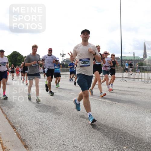 29.06.2025 - hella hamburg halbmarathon Lena Gebhardt http://msf.ph/oto/8429478 29.06.2025 10:19:44 Lombardsbrücke 6444, 18698, 23, 4170, 13821, 1847, 1110, 1115, 1145, 1154, 1332, 1534, 1708, 2017, 2357, 2405, 2441, 2589, 2795, 2812, 2895, 2918, 2993, 2995, 3446, 3678, 4108, 4110, 4170, 4539, 4562, 4570, 4722, 4979, 5035, 5123, 5178, 5251, 5397, 5449, 5849, 5878, 6444, 6542, 6796, 6797, 6872, 6874, 6939, 7137, 7143, 7248, 7249, 7808, 7836, 7917, 8146, 8427, 8537, 8575, 9252, 9856, 10039, 10124, 10129, 10349, 10540, 10594, 10622, 11036 meine-sportfotos.de
