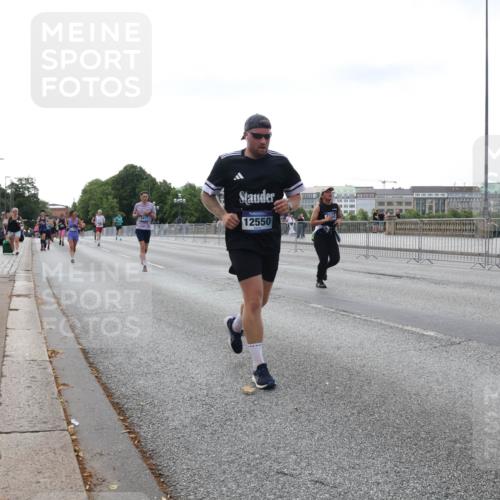 29.06.2025 - hella hamburg halbmarathon Lena Gebhardt http://msf.ph/oto/8429488 29.06.2025 10:07:16 Lombardsbrücke 12550, 1893, 1993, 2032, 4262, 4550, 5242, 5845, 5899, 6196, 6517, 6518, 6572, 6707, 6713, 6715, 6833, 7503, 8744, 8960, 9338, 9967, 10283, 10700, 11758, 12418, 12550, 15051, 15673, 16554, 17062, 17174, 17895, 18218, 18316, 18343 meine-sportfotos.de